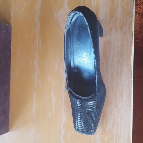 Shoes - Picture 5 of 6